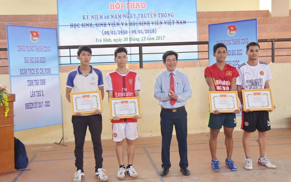 Đ/c Lâm Hữu Phúc, Phó Bí thư Tỉnh đoàn - Trưởng Ban Tổ chức Hội thao trao khen thưởng cho các đơn vị đạt giải môn bóng chuyền nam